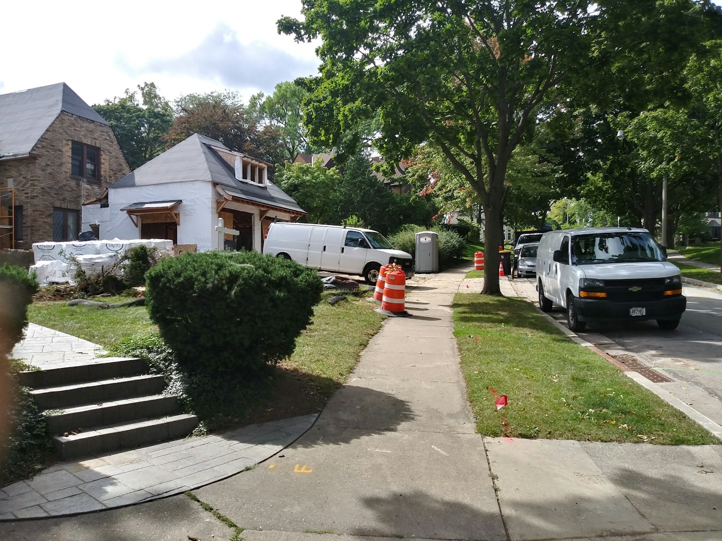 Équipe de construction construisant une extension sur une maison résidentielle.